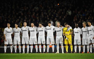 乐鱼电竞热评-加维被换下时怒踢水瓶情绪失控